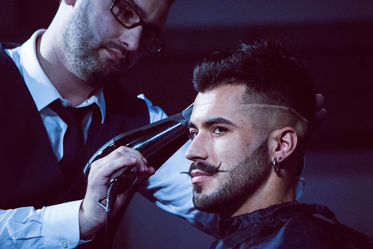 Barber lining up a fade with a trimmer